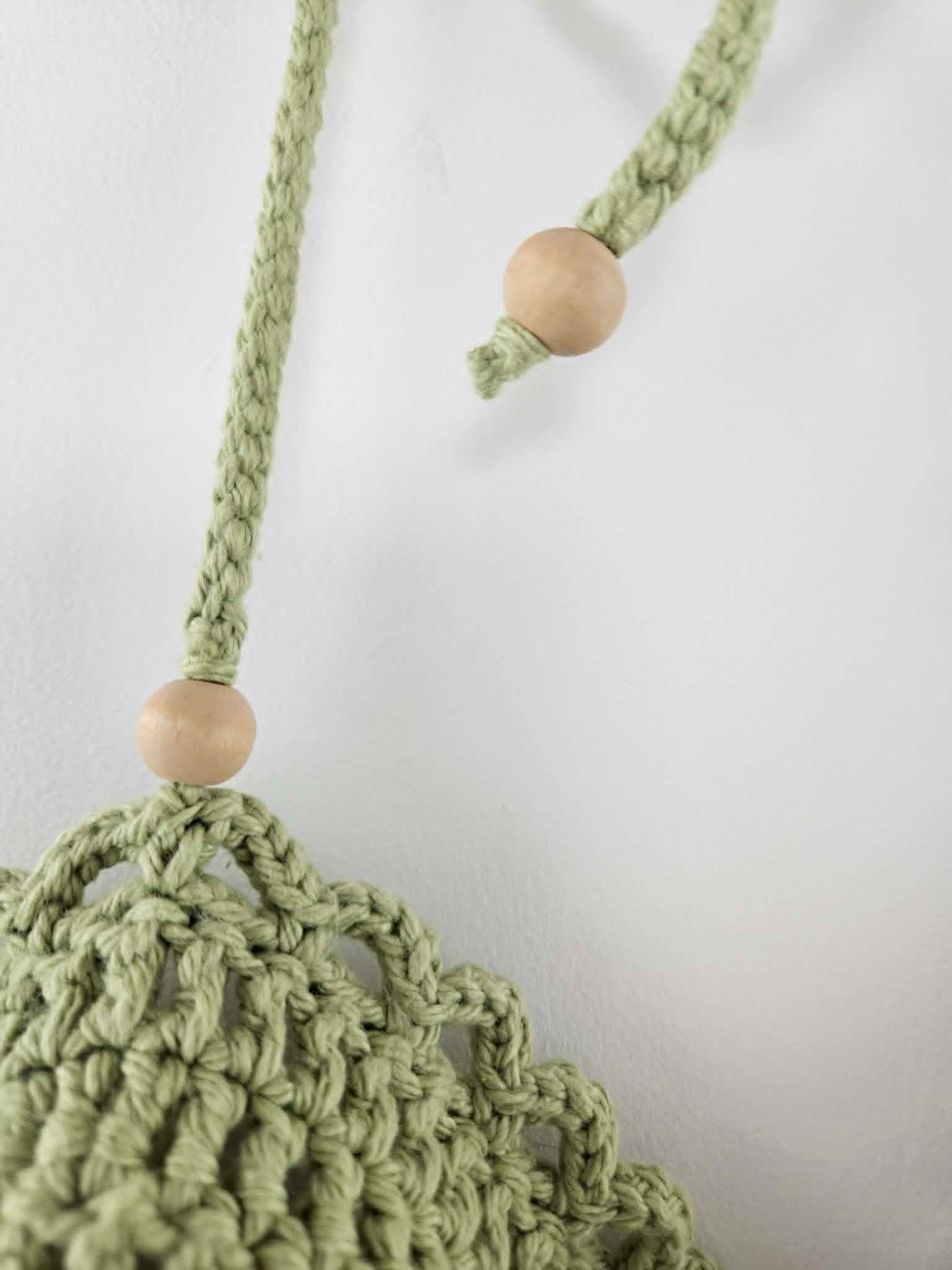Haut élégant au crochet fait à la main