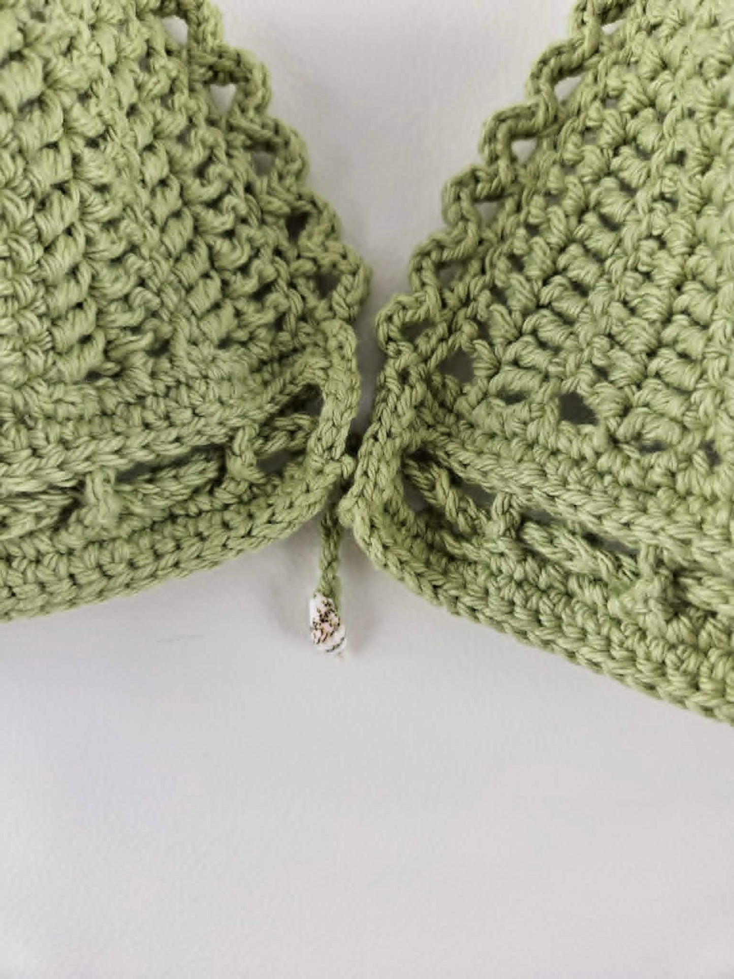 Haut élégant au crochet fait à la main