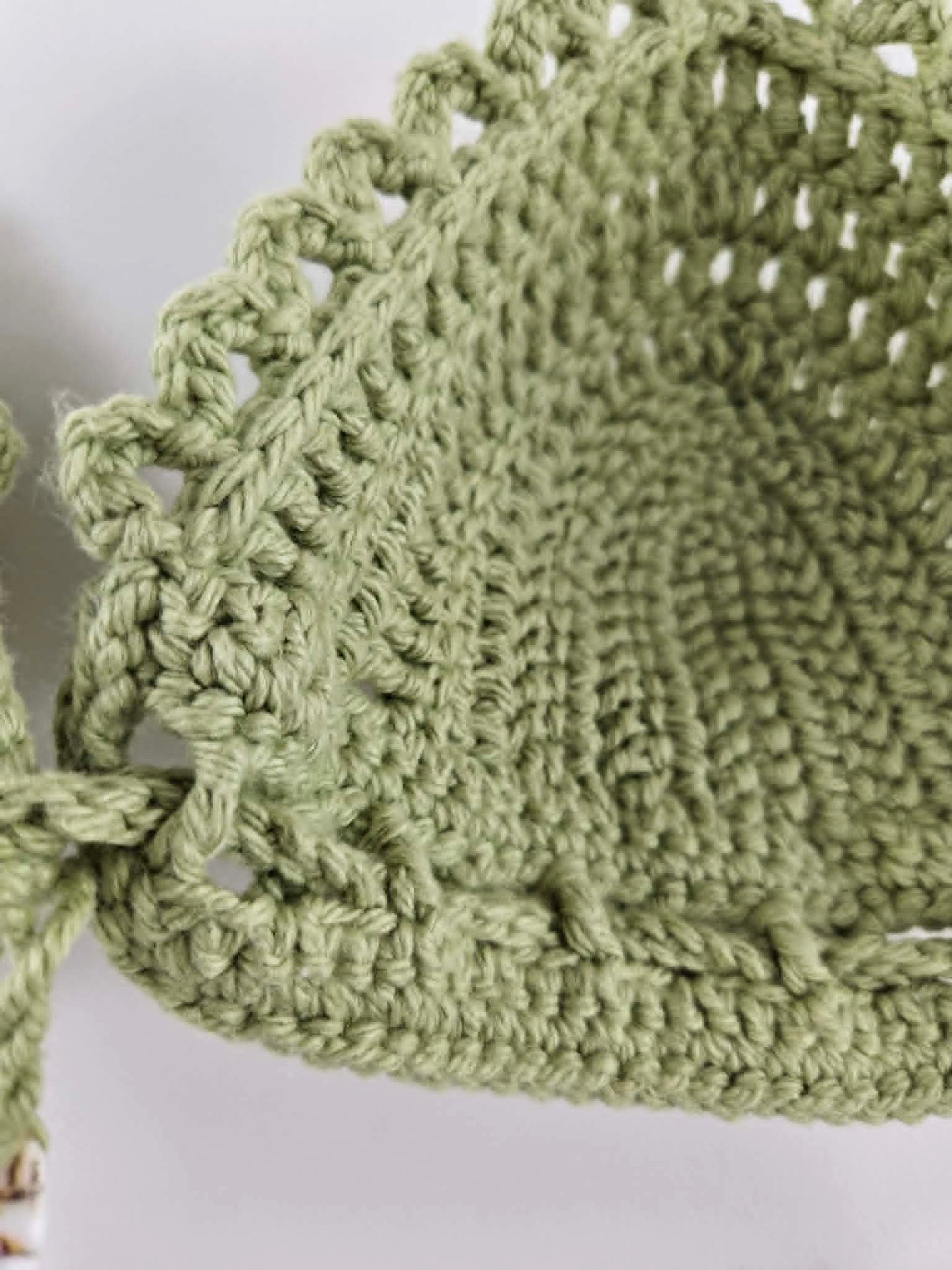 Haut élégant au crochet fait à la main