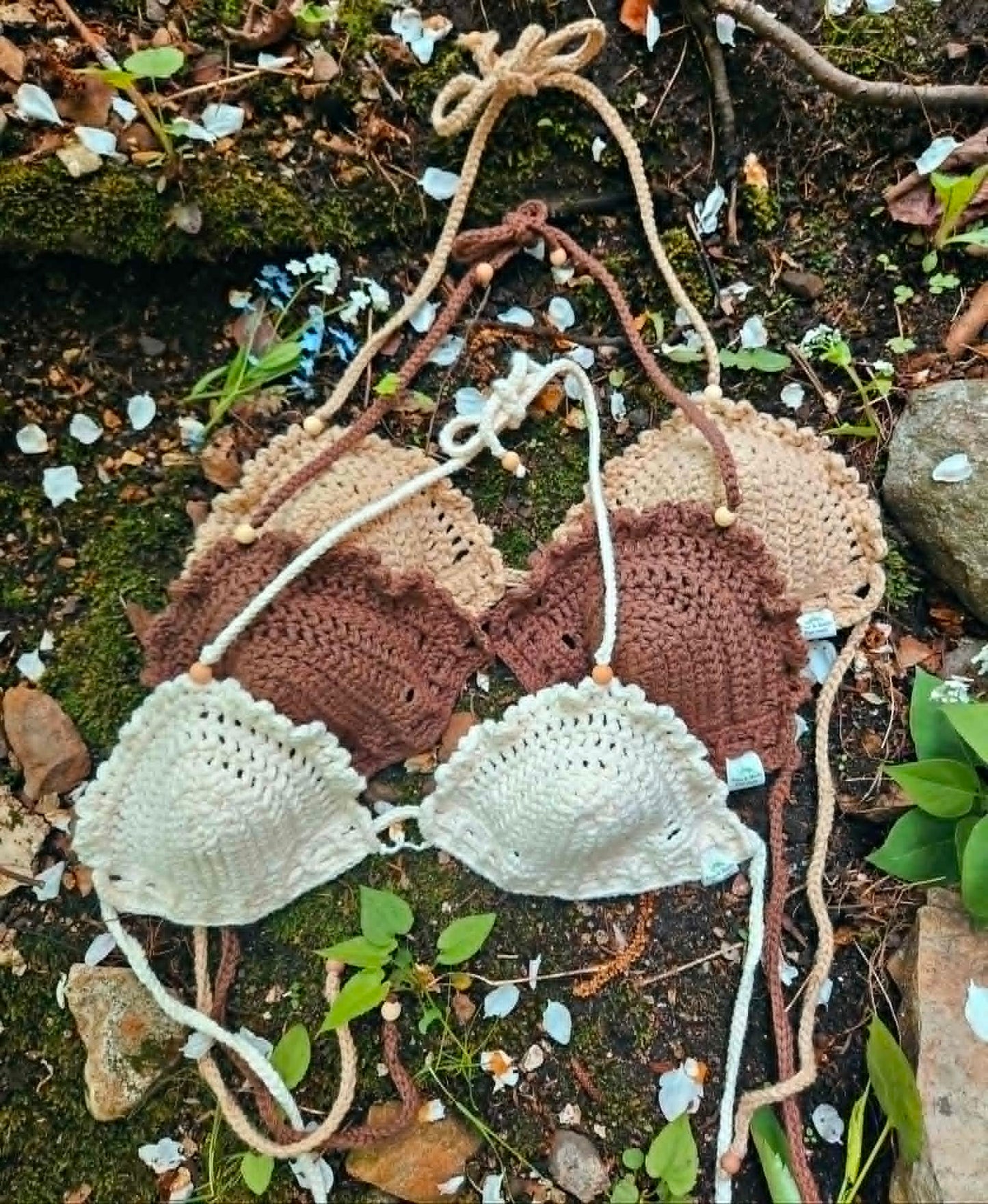 Haut élégant au crochet fait à la main