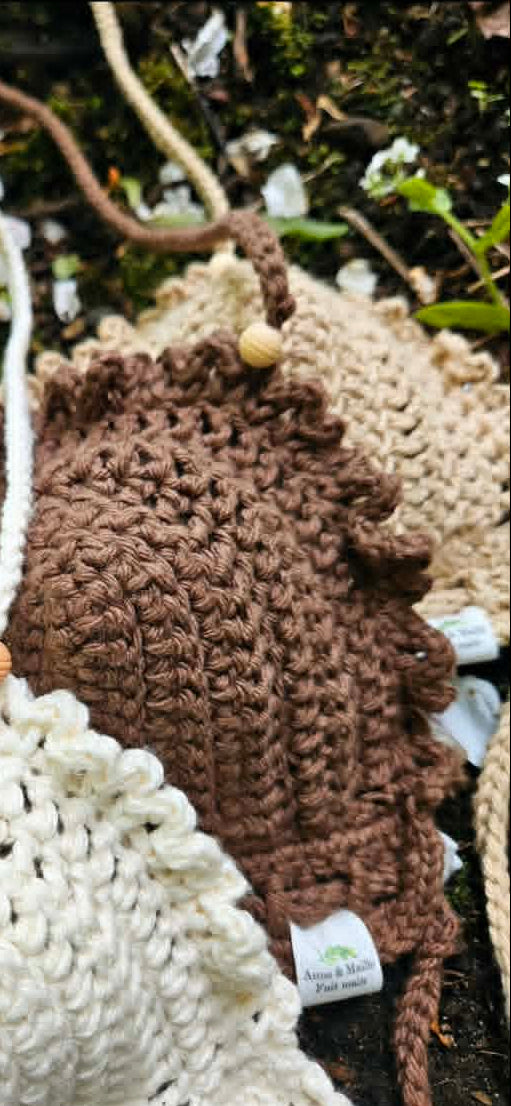 Haut élégant au crochet fait à la main