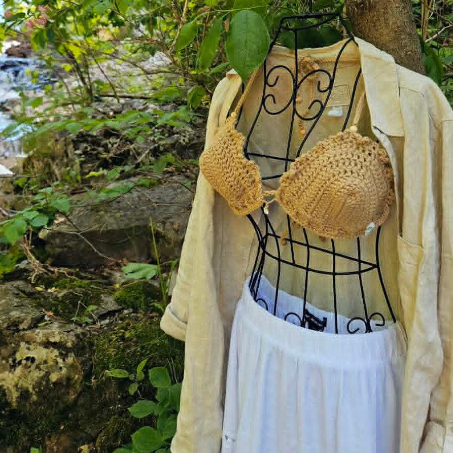 Haut élégant au crochet fait à la main