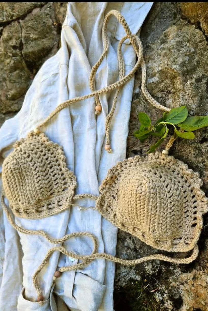 Haut élégant au crochet fait à la main