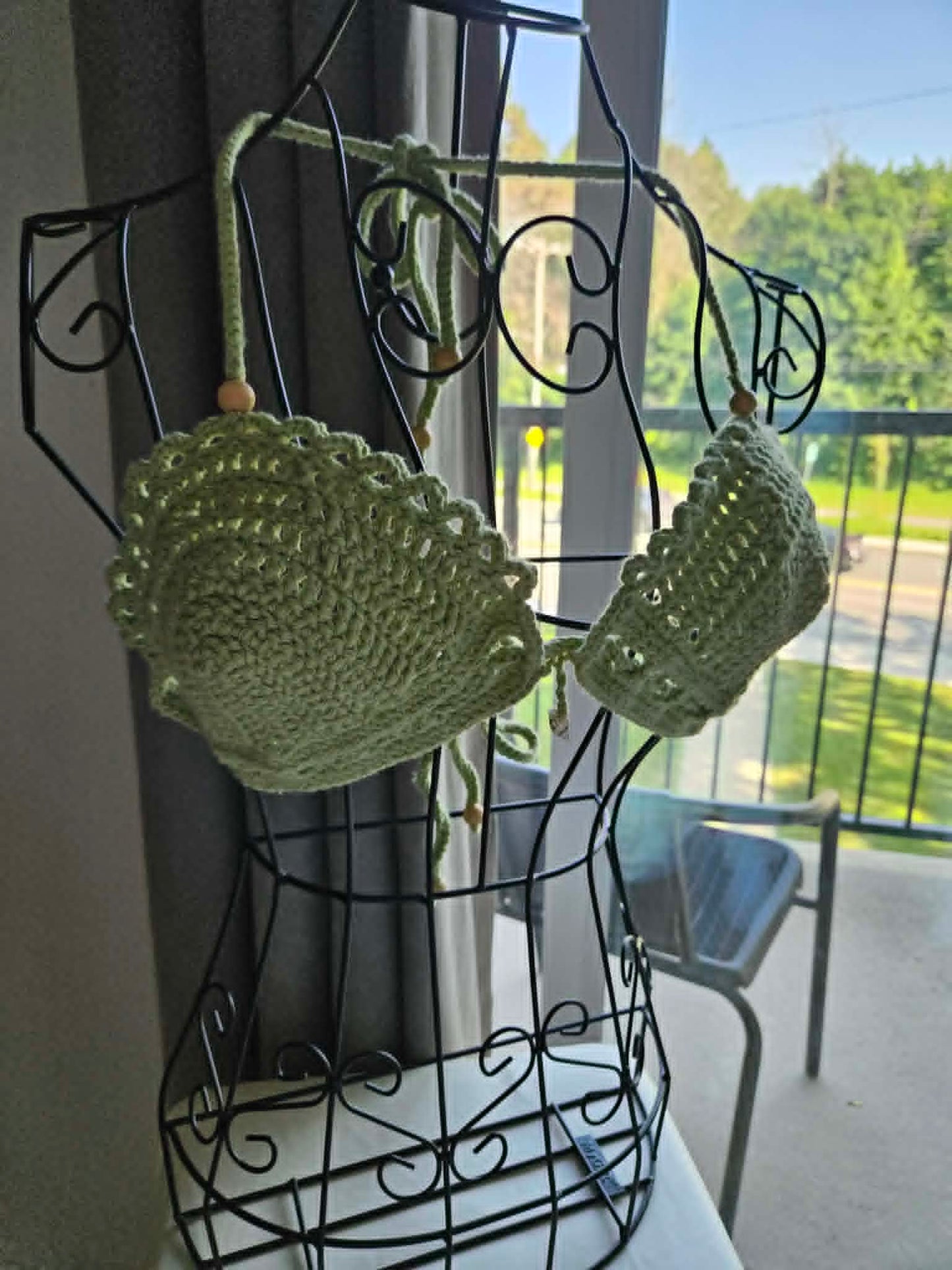 Haut élégant au crochet fait à la main